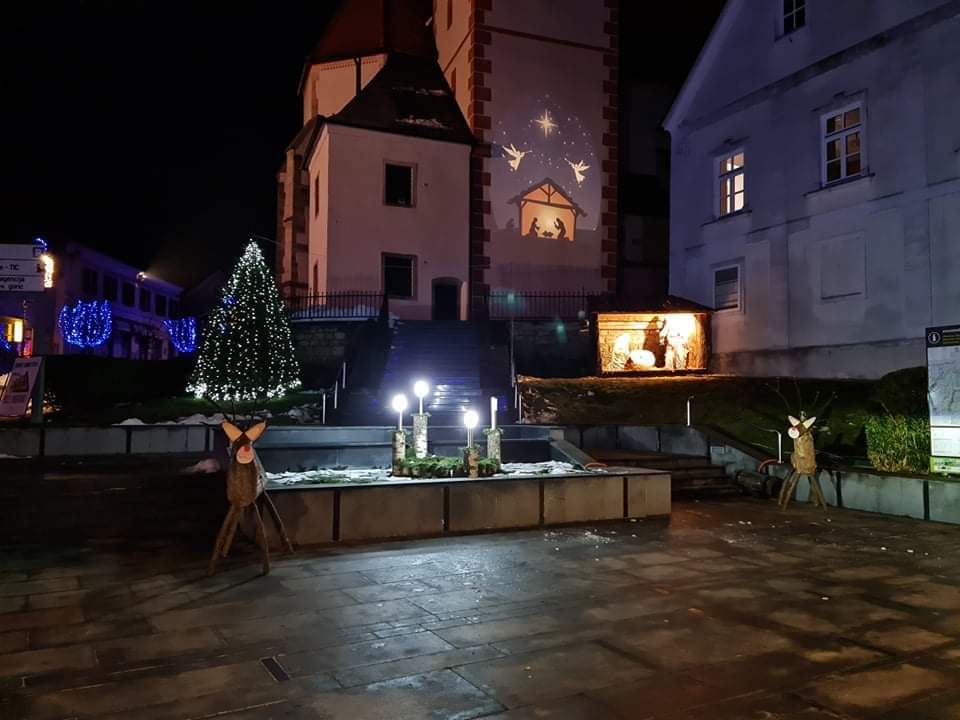 Praznična podoba trga pod cerkvijo